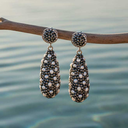 Lange zoetwater parel oorbellen met kleine witte pareltjes en stras steentjes met achtergrond water | Bright Long Pearl Dots