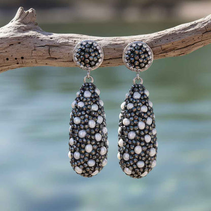 Lange zoetwater parel oorbellen met kleine witte pareltjes en stras steentjes hangend aan tak| Bright Long Pearl Dots