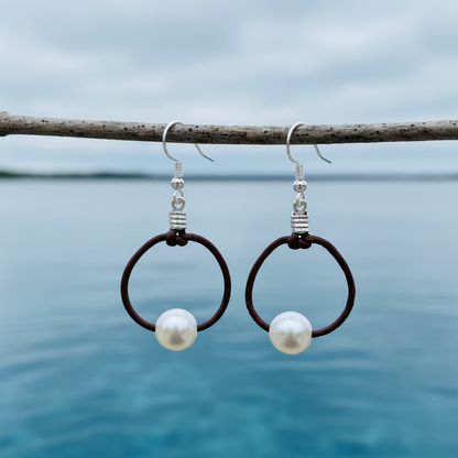 Zoetwater parel oorbellen Brown Leather Pearl aan takje met blauw water