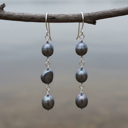 Lange zoetwater parel oorbellen met blauw paarse parels en sterling zilver (925) hangend aan takje | Dessa