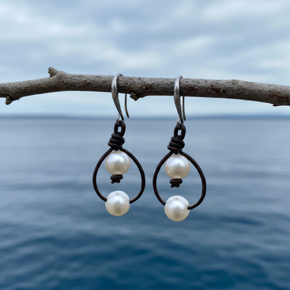 Zoetwater parel oorbellen Double Pearl Brown Leather aan takje met blauw water