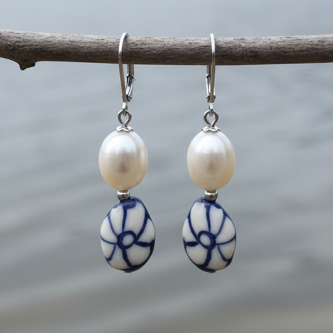 Zoetwater parel oorbellen met witte parels, Delfts blauw ornament en edelstaal hangend aan takje | Hollands Glorie Bloem