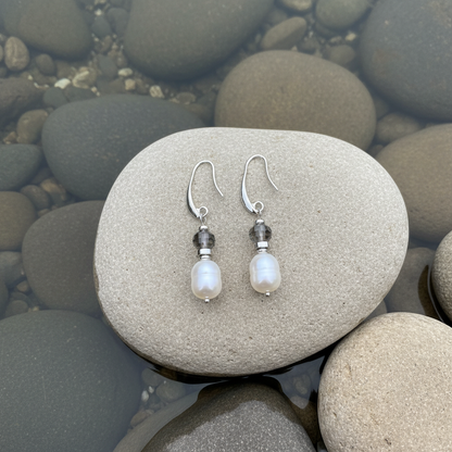 Zoetwater parel oorbellen Lola op steen - bovenaanzicht