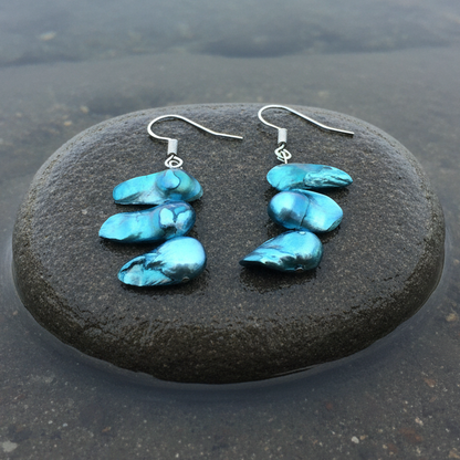 Zoetwater parel oorbellen met aqua blauwe parels en sterling zilver (925) liggend op steen in water | set Pearl Blister Aqua Blue (KO)