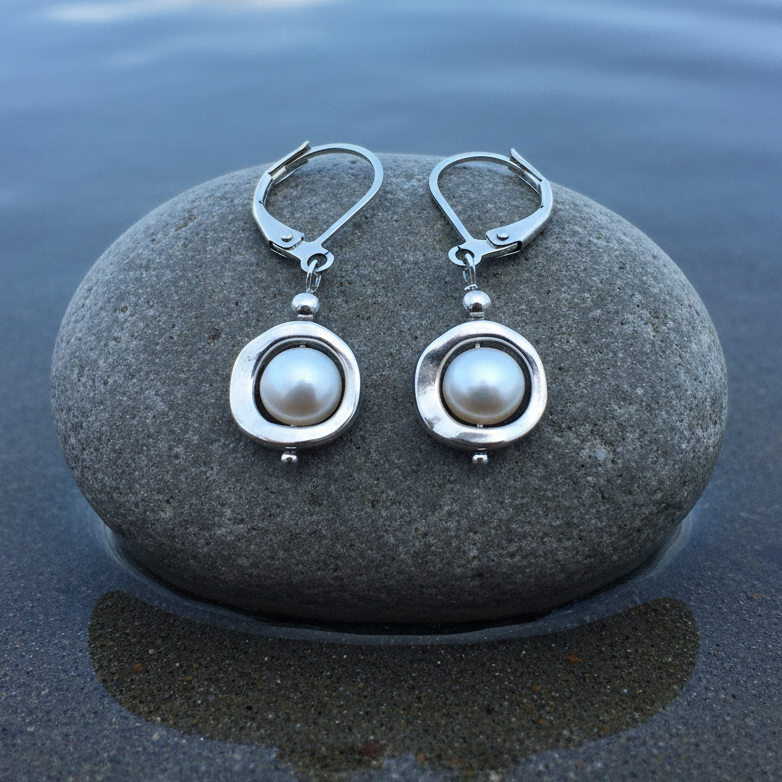 Zoetwater parel oorbellen met witte parels liggend op steen | set Pearl Geometric