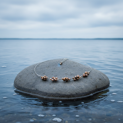 Zoetwater parelketting Browny op steen in blauw water - realistisch