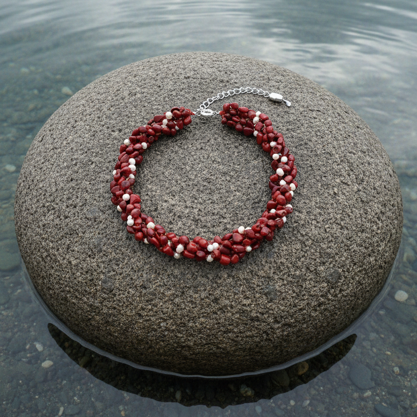 Zoetwater parelketting met witte parels en rood koraal in 5 rijen liggend op steen | Caro