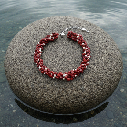 Zoetwater parelketting met witte parels en rood koraal in 5 rijen liggend op steen | Caro