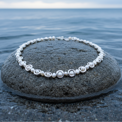 Zoetwater parelketting Pearl Geometric close-up op steen