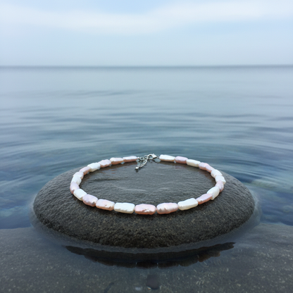 Zoetwater parelketting Pearl Rectangle Soft Colors op grijze steen blauwe waterrand