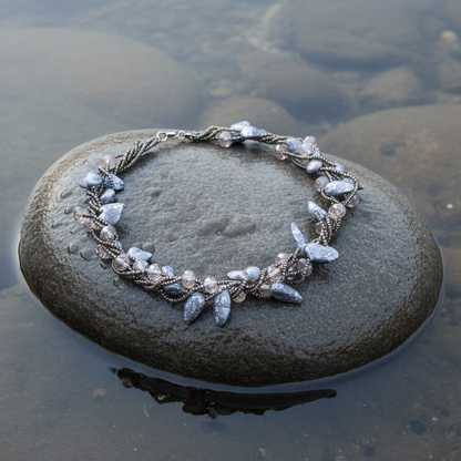 Zoetwater parelketting met blauw grijze parels in 5 rijen op natte steen | Turtle Grey