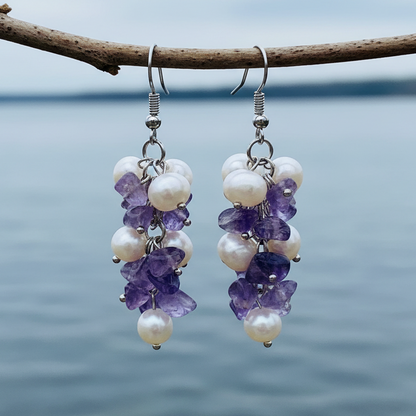 Lange zoetwater parel oorbellen met witte parels en paarse edelsteen amethist hangend aan takje | Pearl Amethyst Chip