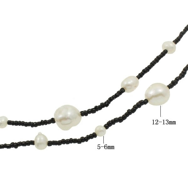 Detail van lange zoetwater parelketting met witte parels en zwarte glaskraaltjes met maat indicatie | White Pearl Black Sweater