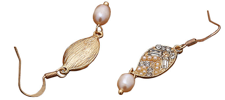 Zoetwater parel oorbellen met zalm kleurige parel en goud edelstaal, achterkant | Pearl Gold Leaf