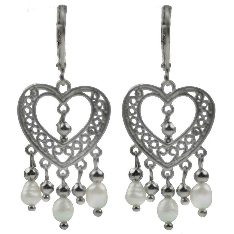 Zoetwater parel oorbellen met witte parels aan zilver hart | Haisha