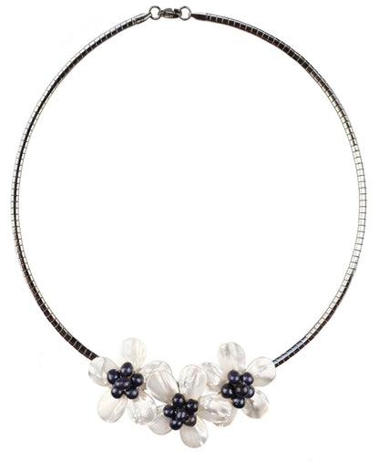 Zoetwater parelketting met blauwe parels, wit parelmoer in de vorm van een bloem en zilver edelstaal | Florien B