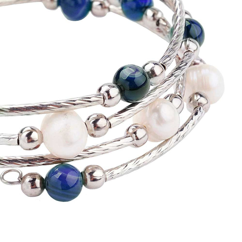 Detail van zoetwater parel wikkel armband met witte parels en blauwe agaat | Wrap Pearl Blue Striped Agate