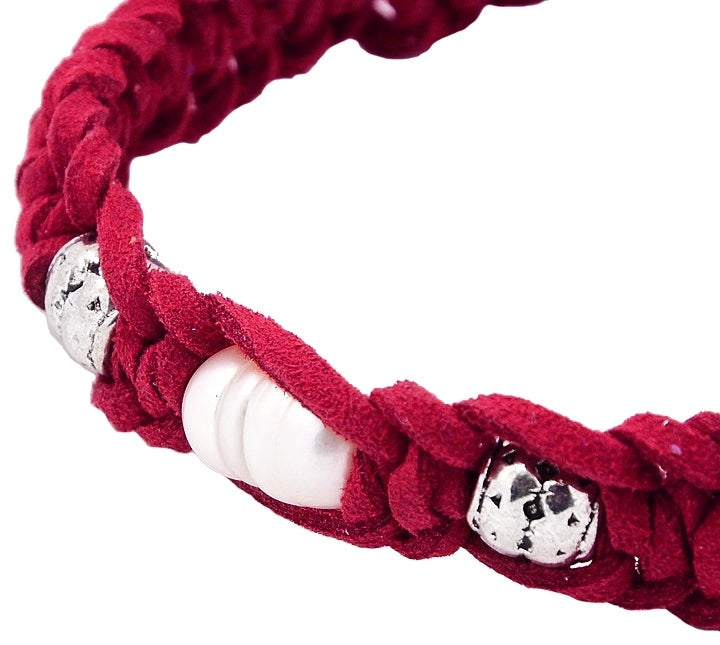 Detail van wit zoetwater parel armband met rood suede | Pearl Red Suede