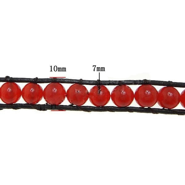 Detail van rood marmeren armband met zwart leer met maatindicatie | Wrap Red Marble