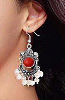 Witte zoetwater parel oorbellen met sterling zilveren oorbelhaakjes hangend aan oor | Pearl Retro Red