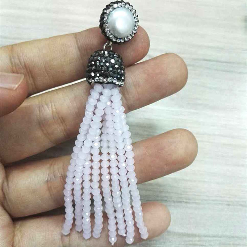 Lange witte zoetwater parel oorbellen met stras steentjes en wit kristallen kwastje in hand | Bright Pearl White Crystal Tassel