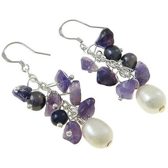 Zoetwater parel oorbellen met witte en blauw paarse parels, amethist en sterling zilver (925) liggend | Pearl Ami