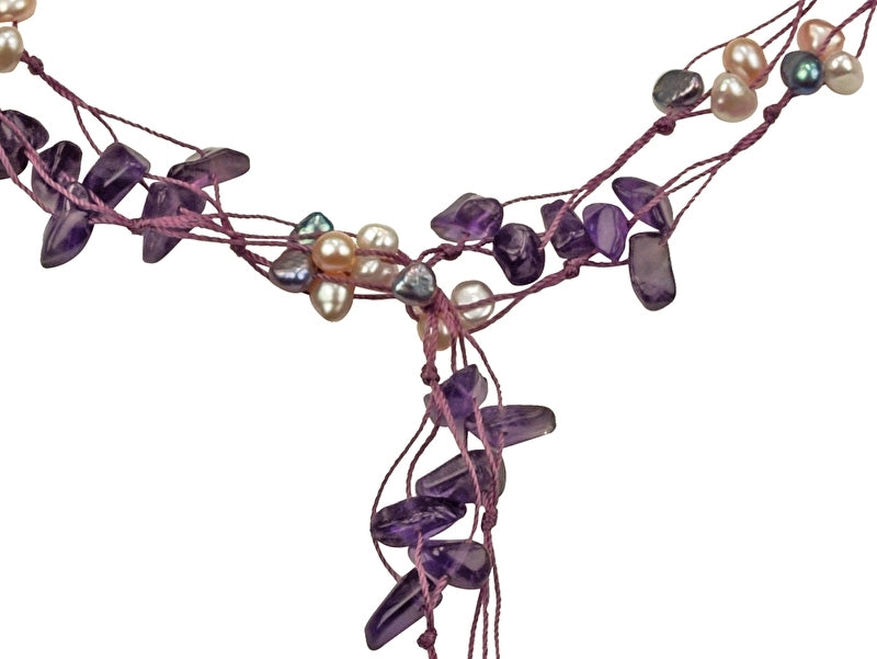 Detail van lange zoetwater parelketting met witte, grijze en zalm kleurige parels en paarse edelsteen amethist | Sweet Purple
