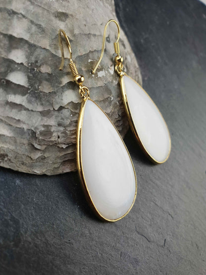 Witte parelmoeren oorbellen met goud edelstaal zijaanzicht | Big Taerdrop White Shell Gold