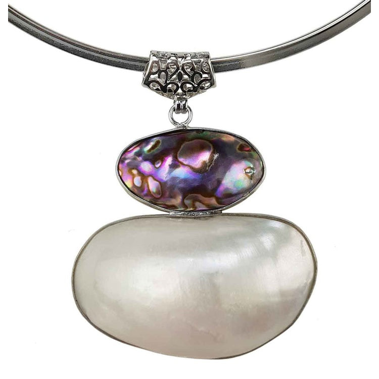 Detail van parelmoeren choker ketting met abaloon en witte schelp | White Shell Pink Abalone