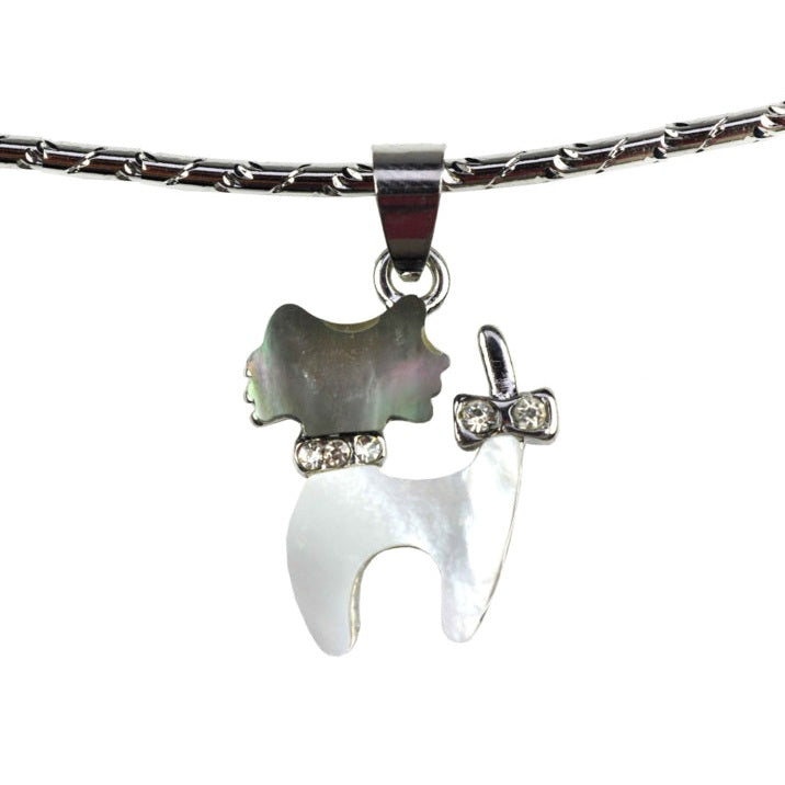 Detail van parelmoeren ketting met hanger in de vorm van een kat met stras steentjes | Shell Cat Spang