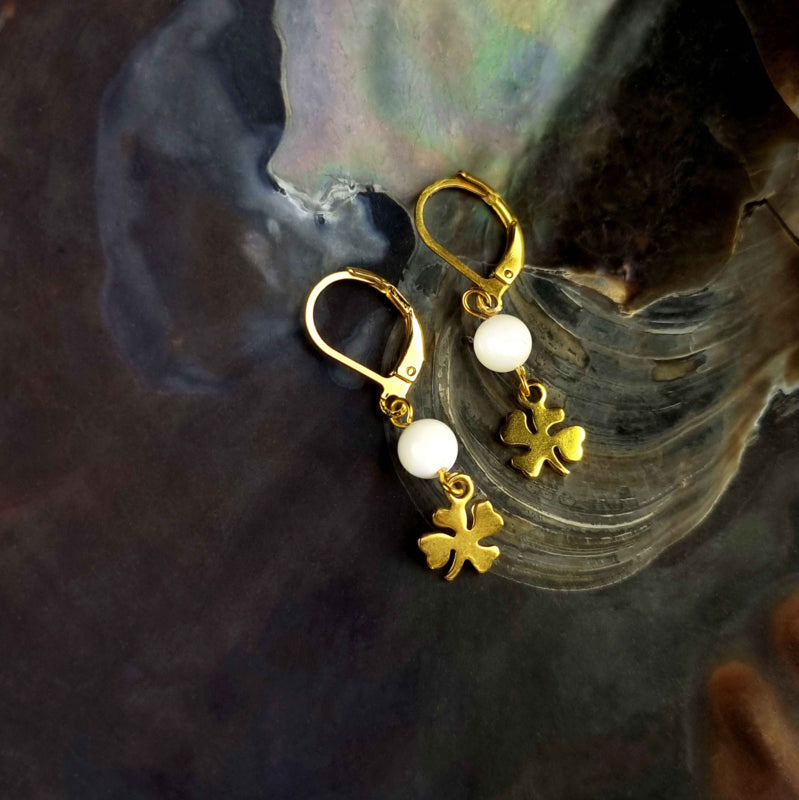 Witte parelmoeren oorbellen met goud edelstaal liggend in schelp | Little Good Luck Gold