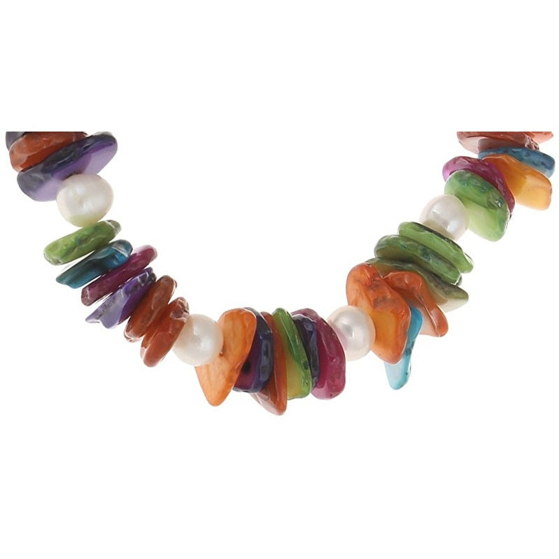 Detail van witte zoetwater parelketting met gekleurde stukjes schelp en sterling zilver (925) | Pearl Colorfull Shell