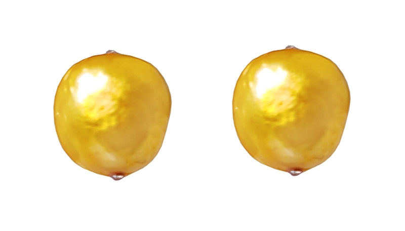 Vooraanzicht van gele zoetwater parel oorbellen, oorknopje