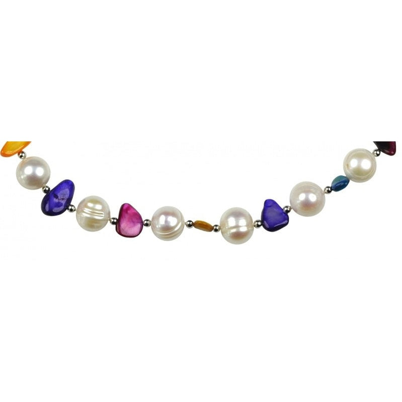 Detail van zoetwater parelketting met witte parels en gekleurd parelmoer | Big Bold Happy