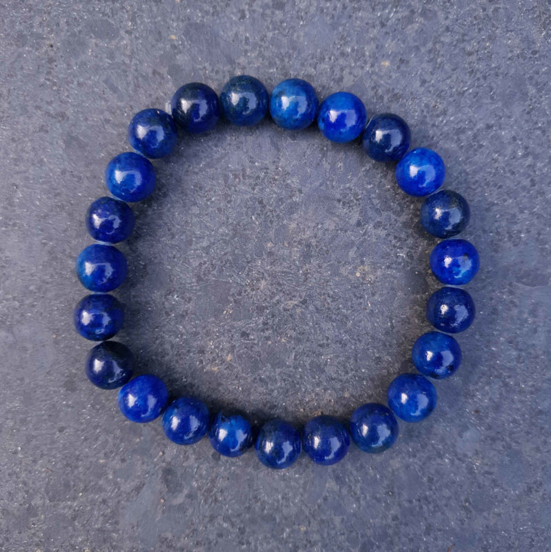 Blauw edelstenen armband met lapis lazuli liggend op leisteen | Lapis Lazuli
