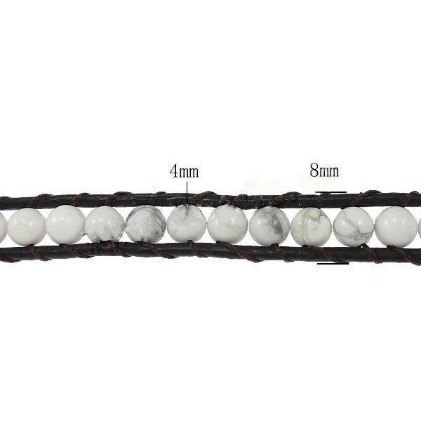 Detail van wit edelstenen armband met turkoois en zwart leer met maatindicatie | Wrap Turquoise White