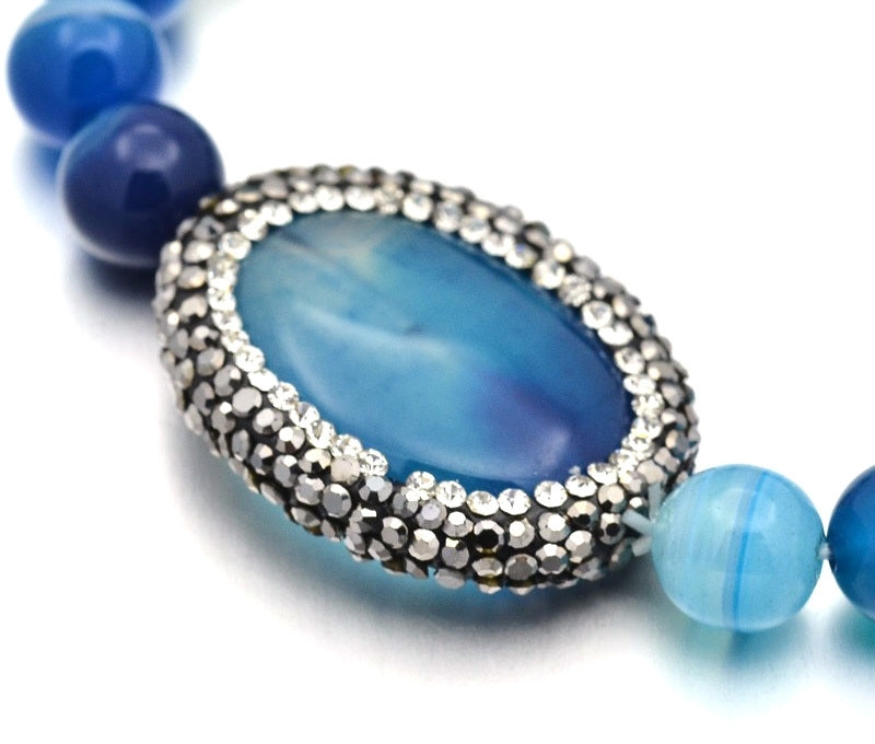 Detail van blauw edelstenen armband met stras steentjes, elastisch | Bling Oval Blue Striped Agate