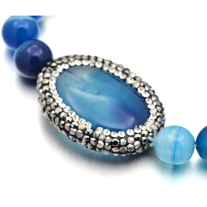 Detail van blauw edelstenen armband met stras steentjes, elastisch | Bling Oval Blue Striped Agate