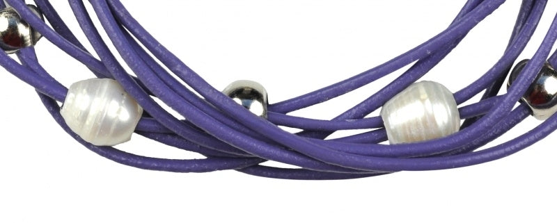 Detail van wit zoetwater parel armband met paars leer en stras steentjes | Bling Pearl Purple