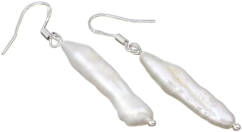 Witte zoetwater parel oorbellen met witte langwerpige parel en sterling zilver (925) liggend | Big Pearl Stick