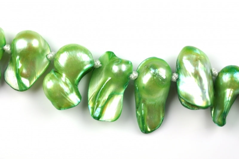 Detail van handgeknoopte zoetwater parelketting met groene parels en sterling zilver (925) | Green Blister