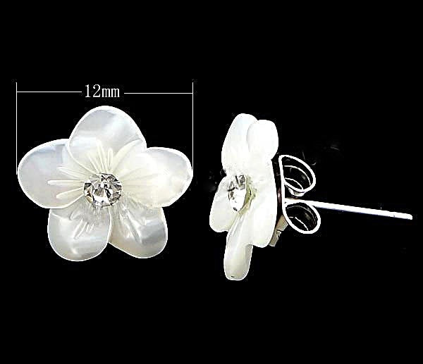 Witte parelmoeren oorknopjes met bloem en stras steentje, maataanduiding | Big Flower Bling