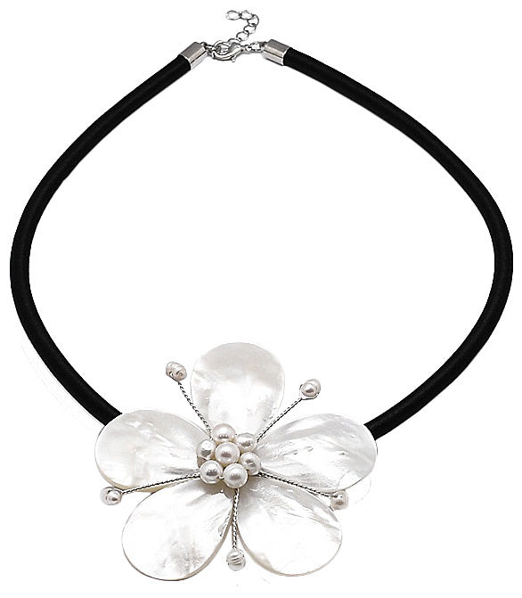 Zoetwater parelketting met witte parels en parelmoer in bloem vorm | Big Flower Pearl