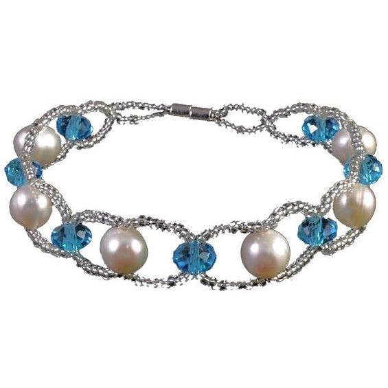Wit zoetwater parel armband met blauwe facet geslepen kristallen en magneetslotje, vooraanzicht | Pearl Crystal Blue 8