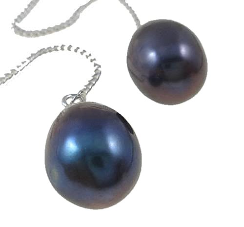Detail van lange zoetwater parel oorbellen met blauw zwarte parels en sterling zilver (925) | Pearl Chain Black