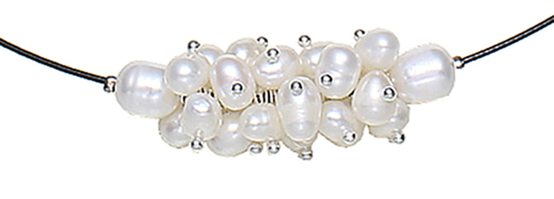 Detail van korte zoetwater parelketting met witte parels en magneetslotje | White Oval Ball