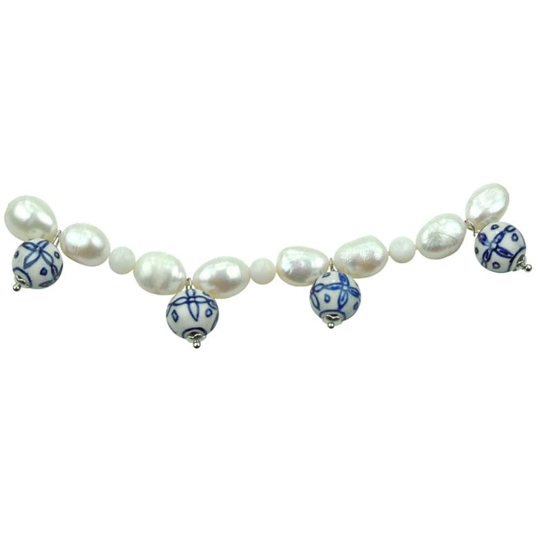 Detail van zoetwater parelketting met witte parels, bedeltjes van Delfts blauw en magneetslotje | Hollands Glorie Bedeltje