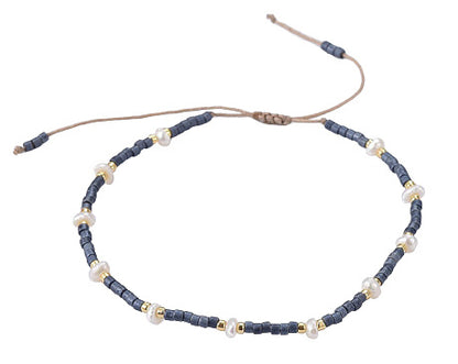 Wit zoetwater parel armband met blauwe en gouden kraaltjes en schuifsluiting, vooraanzicht | Mini Pearl Bead Pursian Blue
