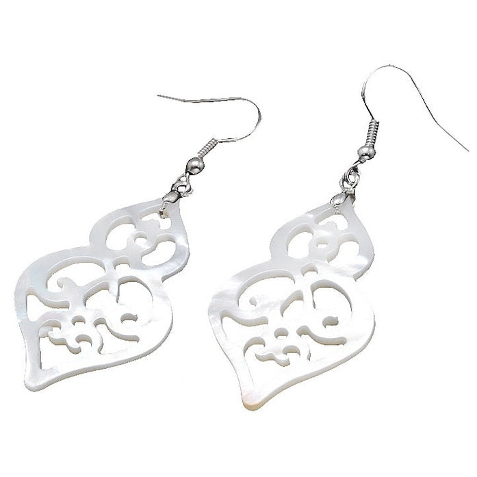 Witte parelmoeren oorbellen met oosters motief en sterling zilver 925 | Abaric