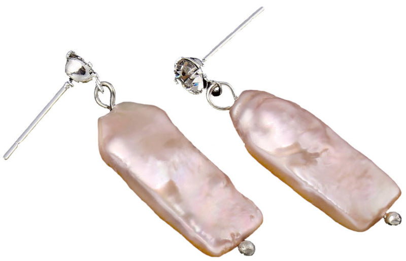 Zoetwater parel oorbellen met rechthoekige zalm kleurige parel en stras steentje liggend | Bling Pearl Rectangle Peach